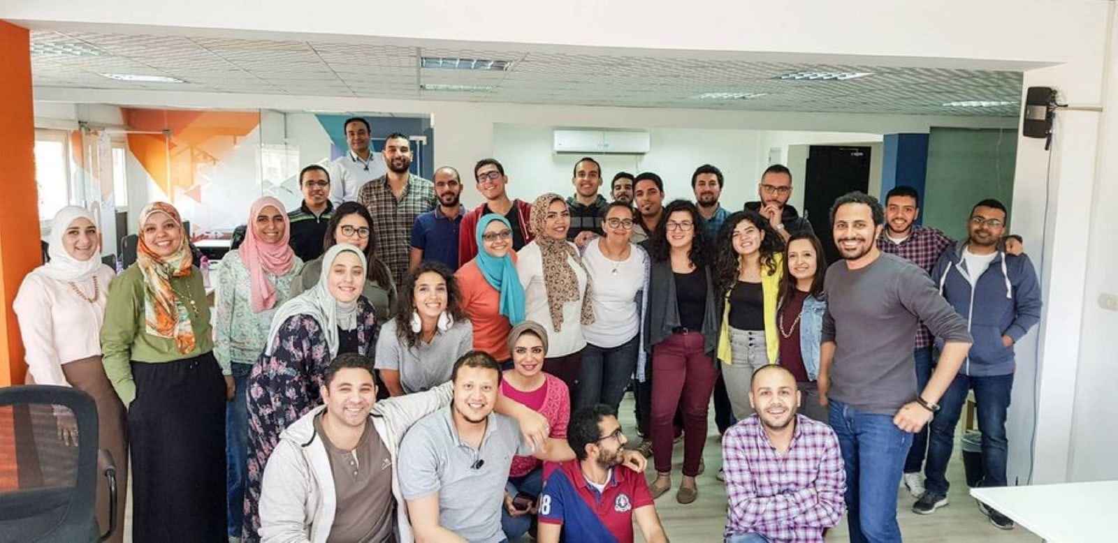 صورة جماعية لورشة عمل، في المكتب.